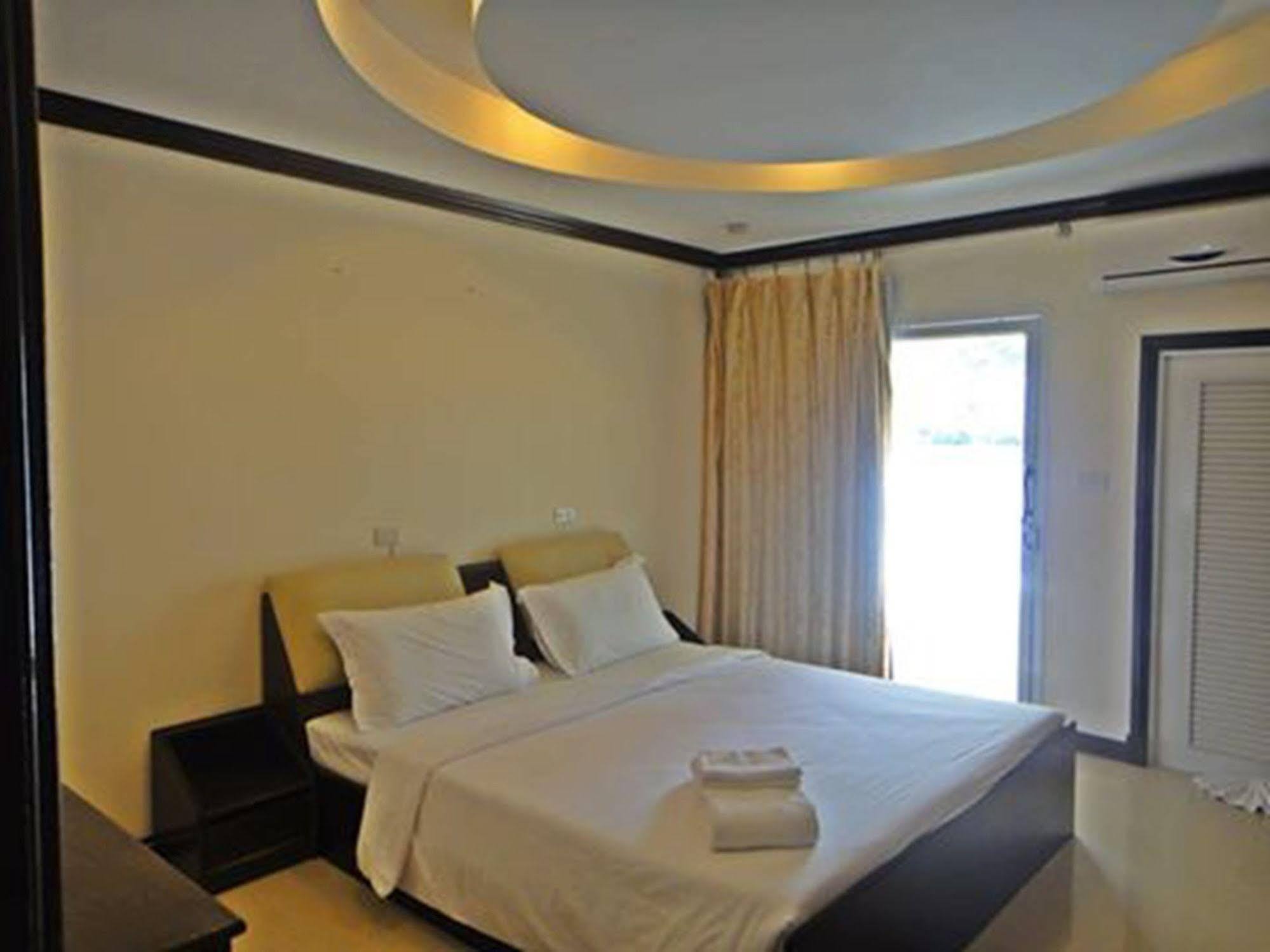 Safe House Hostel Patong Bagian luar foto