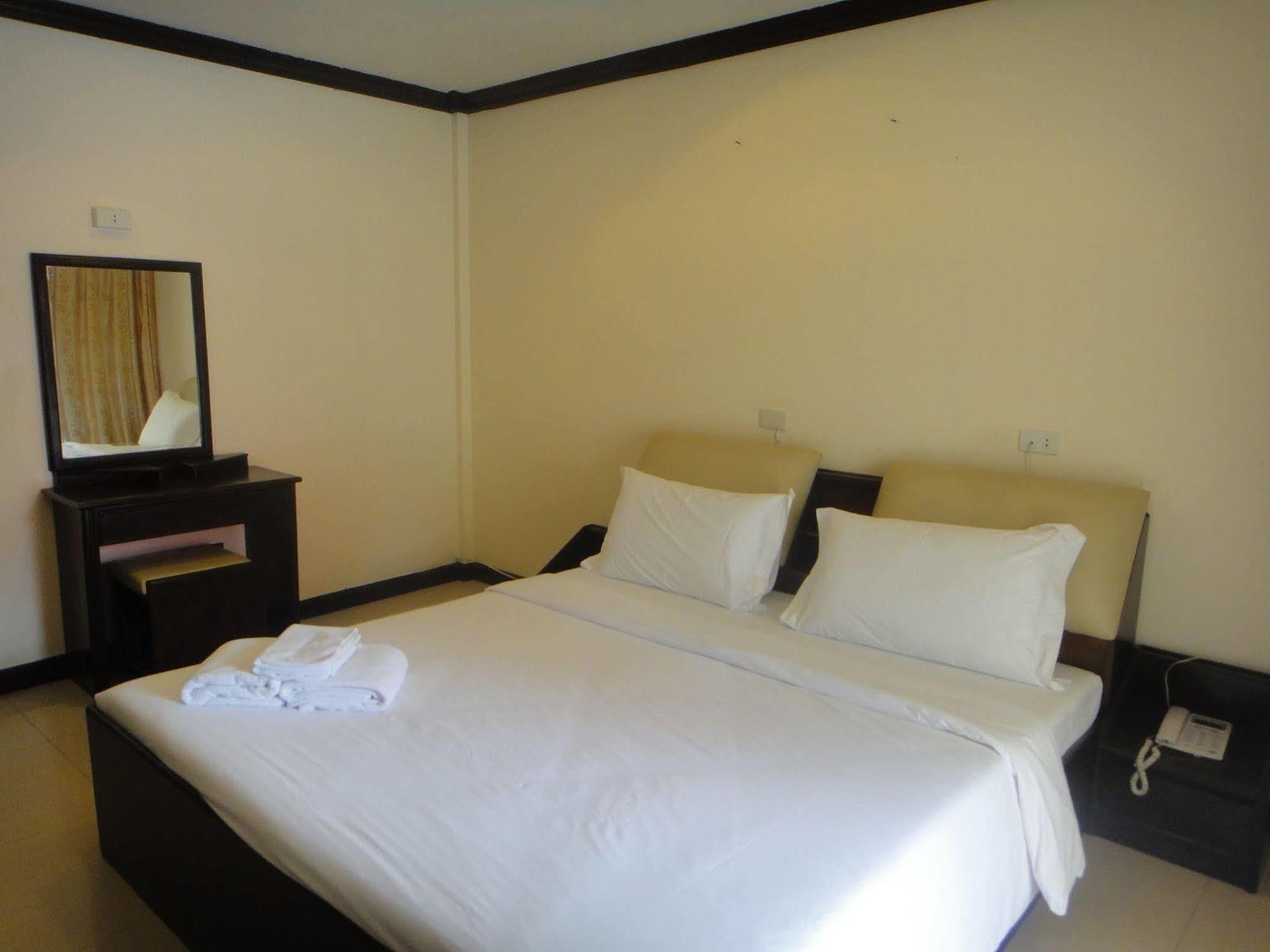 Safe House Hostel Patong Bagian luar foto