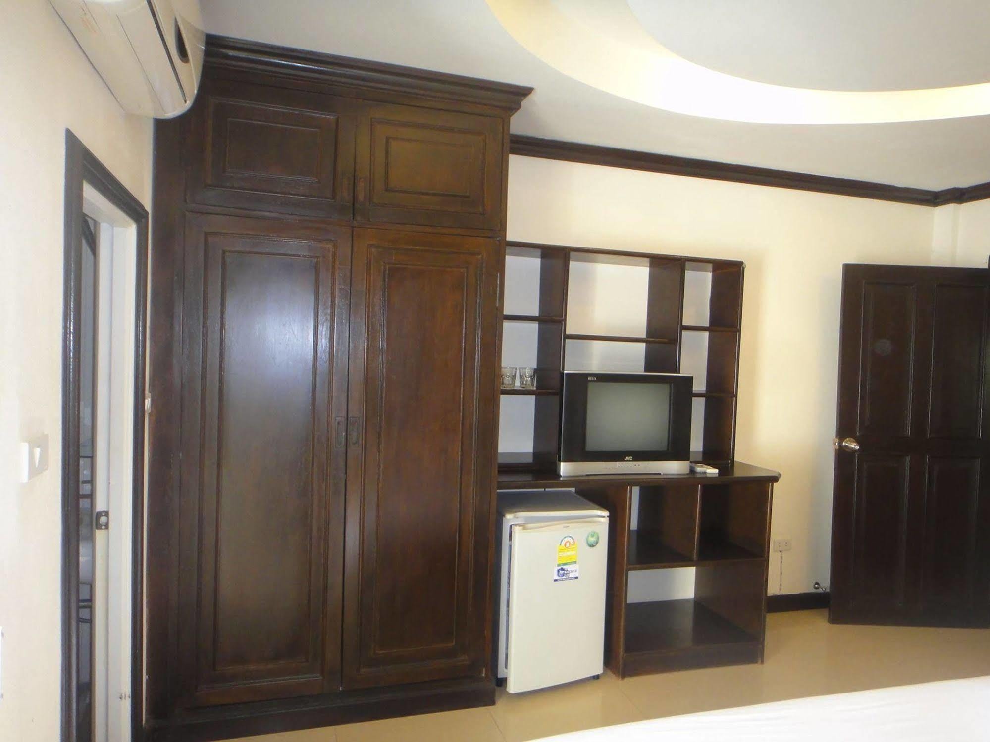 Safe House Hostel Patong Bagian luar foto