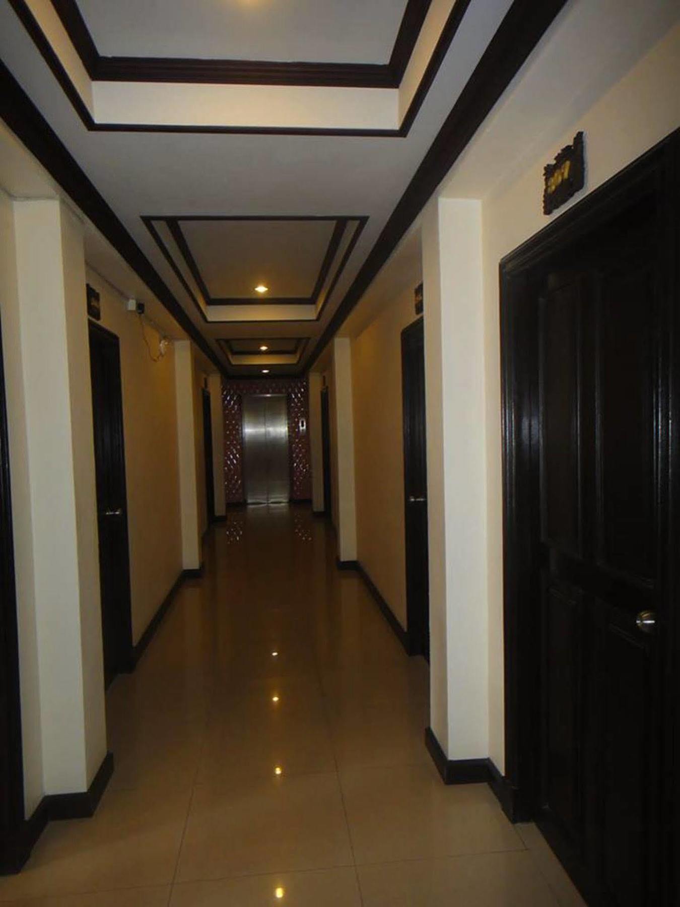 Safe House Hostel Patong Bagian luar foto