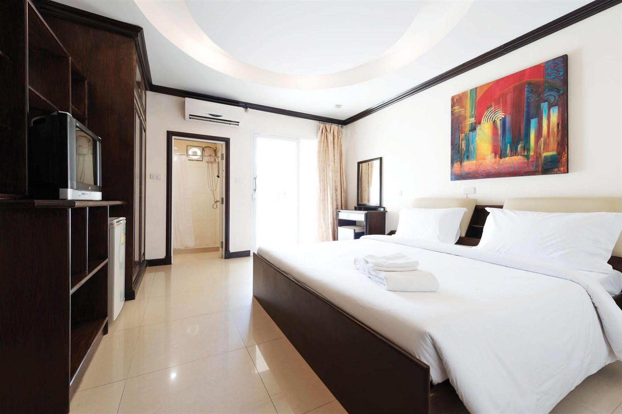 Safe House Hostel Patong Bagian luar foto