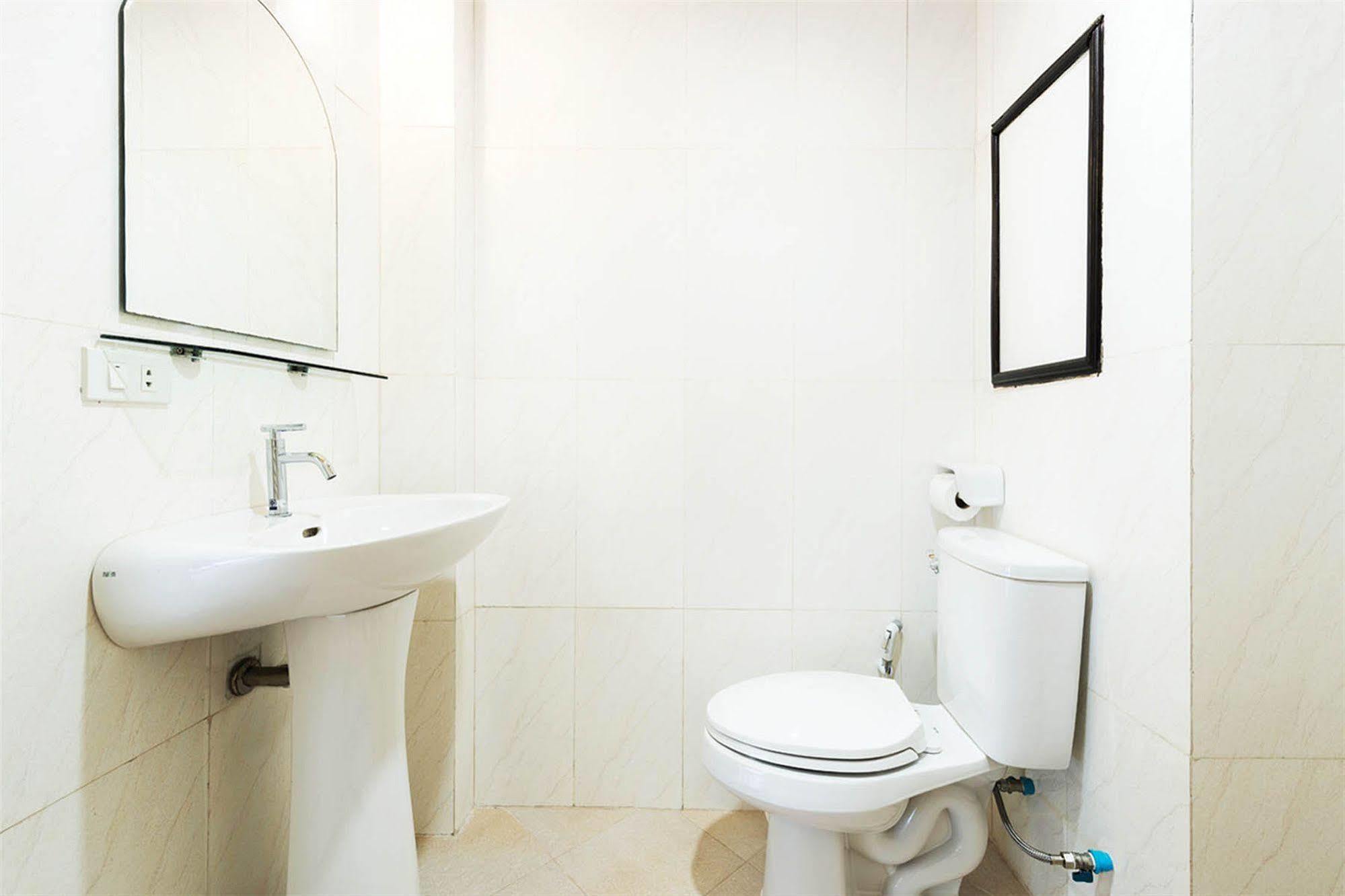 Safe House Hostel Patong Bagian luar foto